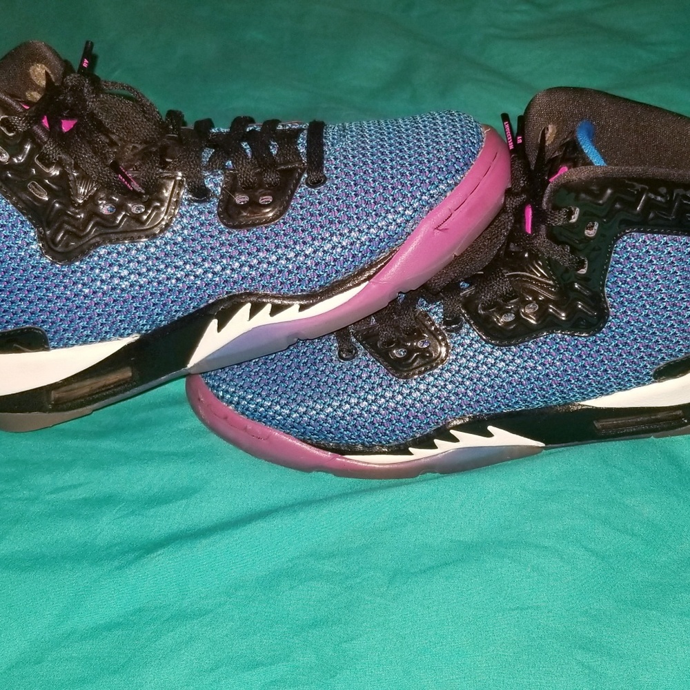 KIDS JORDANS